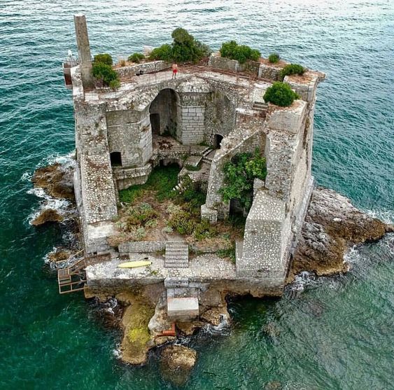abandon castles on the water 