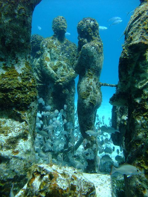 things to see underwater statues